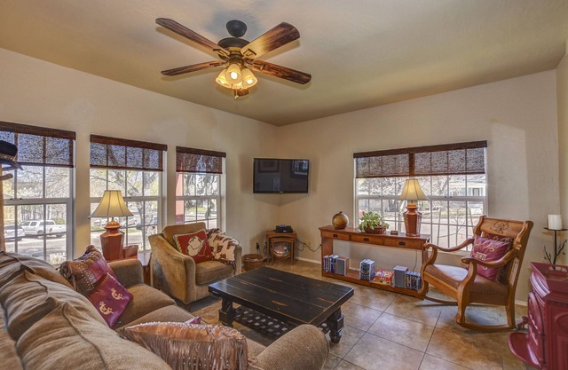 The Townhouse a spacious 2 bedroom near Whisky Row on quiet Union Street