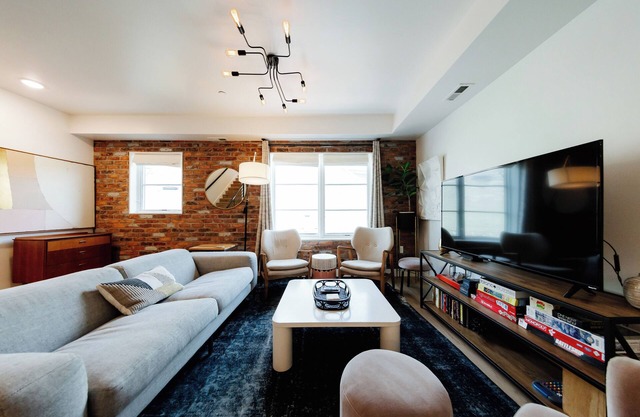 The Trend: New Townhome with Private Garage, 5 Beds, 3 Desks, Walk to Downtown