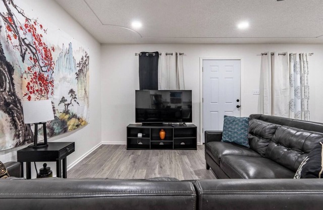 The University-2 bed/2bath-straightshot to Tech