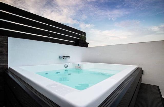 The Urban Loft Private Jacuzzi & Acropolis view