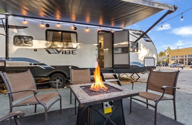 The Vibe -Modern Camper - Walk to Downtown