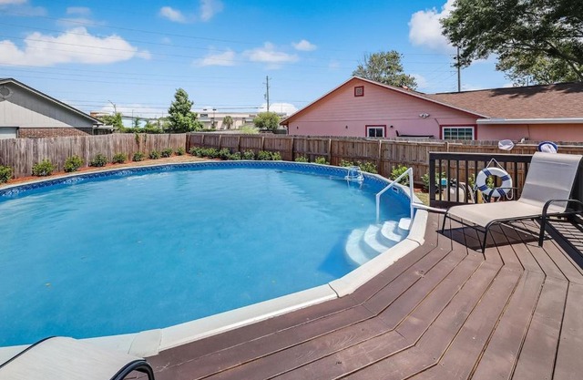 The Vibe Retreat Pool Hot Tub Gameroom Firepit