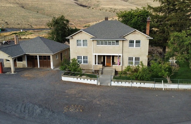 The Vinson HousenHistoric 5 bedroom 2 bath ranch house