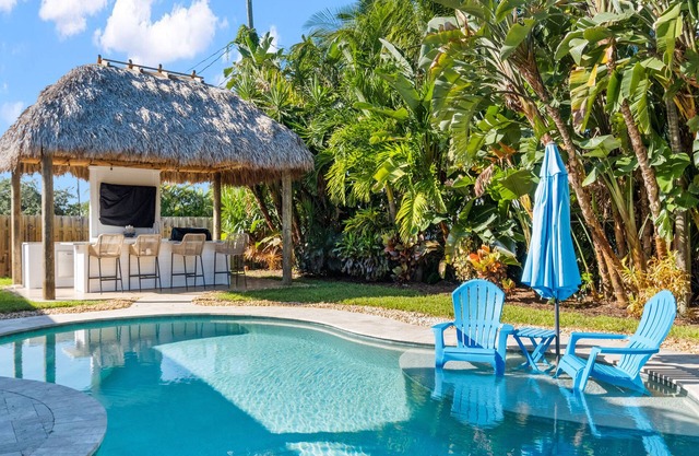 The W House Jupiter- Minutes from the beach! Heated Pool and Tiki Hut