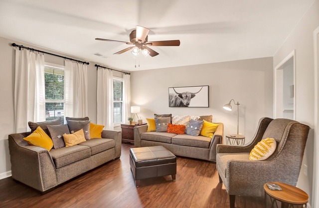 The Willow House - Perfect Family Weekend Getaway! Must see back porch! 🍑