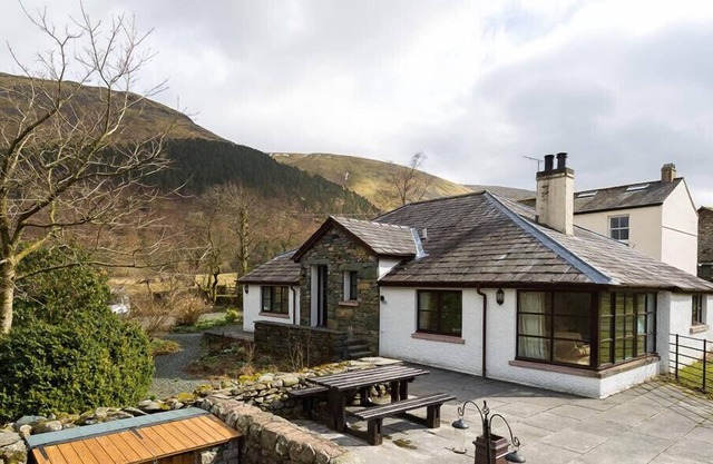 THIRLMERE COTTAGE, pet friendly, with open fire in Keswick