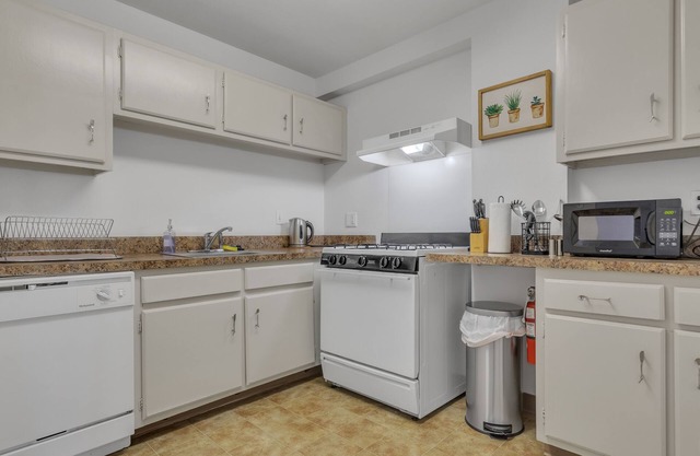 This apartment is a 2 bedroom(s), 1 bathrooms, located in Harrisburg, PA.