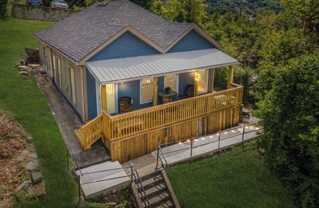 This house is a 2 bedroom(s), 1 bathrooms, located in Frankfort, KY.