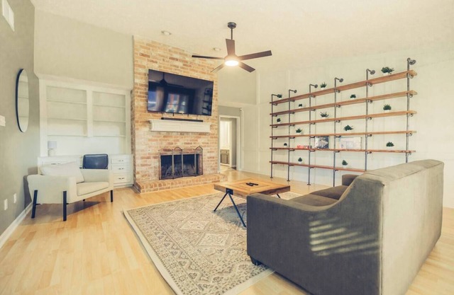 This house is a 3 bedroom(s), 2 bathrooms, located in Stafford, TX.