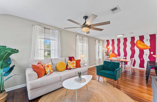 This house is a 4 bedroom(s), 2 bathrooms, located in Jacksonville, FL.