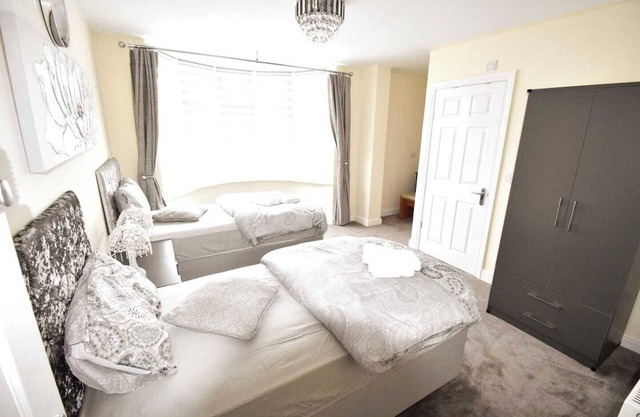 This house is a 6 bedroom(s), 3 bathrooms, located in Peterborough, England.