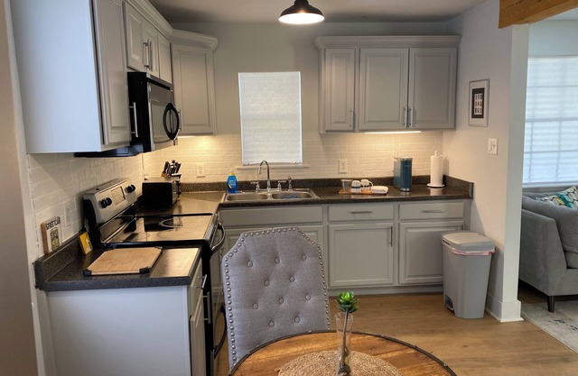 This is our Charming 2 bedroom cottage near French quarter. 15 minutes ride.