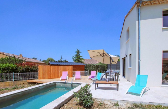 This luxurious Provençal villa with swimming pool welcomes you in Cléon d' Andran.