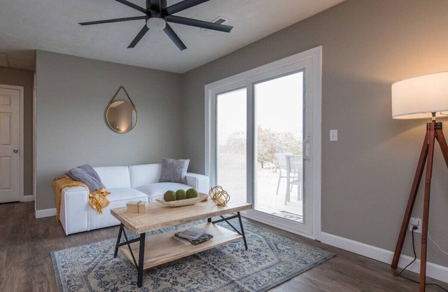 This serviced apartment is a 2 bedroom(s), 2 bathrooms, located in Harrodsburg, KY.