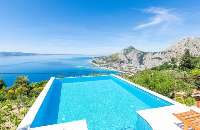 This well-equipped vacation home with panoramic sea view is located in the village of Borak, above O