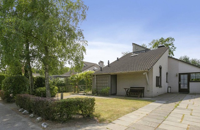 This wonderful and luxurious holiday home is located in the back part of the North Sea Park and is adjacent to a typical Ouddorp schurveling with lots of greenery. The garden offers lots of privacy. Here you can enjoy the sun, the fresh sea air, natu