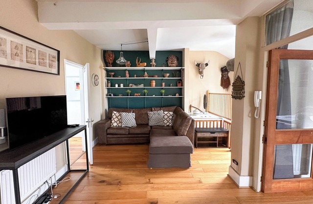 Three Bedroom Sunny, Airy Penthouse in Hampstead