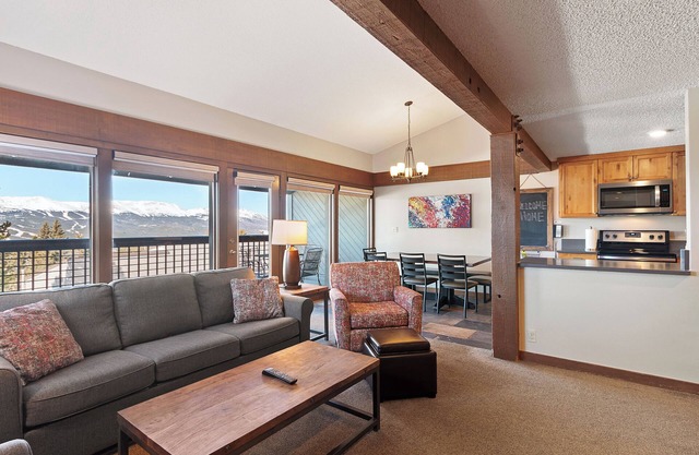 Three Bedroom Townhouse. AMAZING VIEWS. On bus route. Pet friendly.