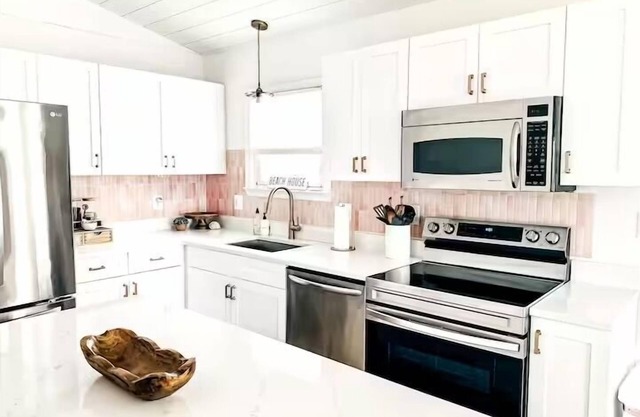 Three Bedroom Waterfront Oasis in Mystic Island! Bring your boat!