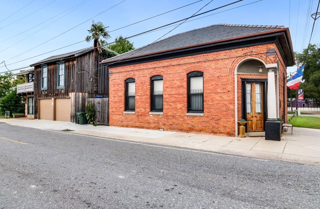THREE Historic Units in Scott, Sleep 12, Near I-10