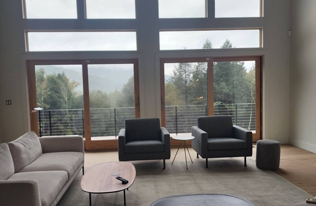 "Three Pines" Luxury 6 Bedroom Ski Chalet with Windham Views