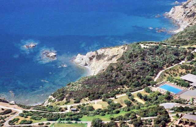 Three-room apartment with sea view of approximately 62 m2 with air conditioning on the ground floor consisting of a large living room, kitchenette with electric hobs, fridge and TV.On the first floor we have two double or twin bedrooms with internal sink