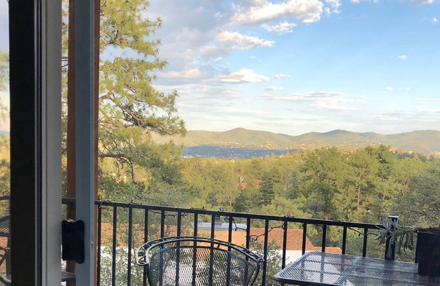 Thumb Butte Chalet Nestled in the Mountains
