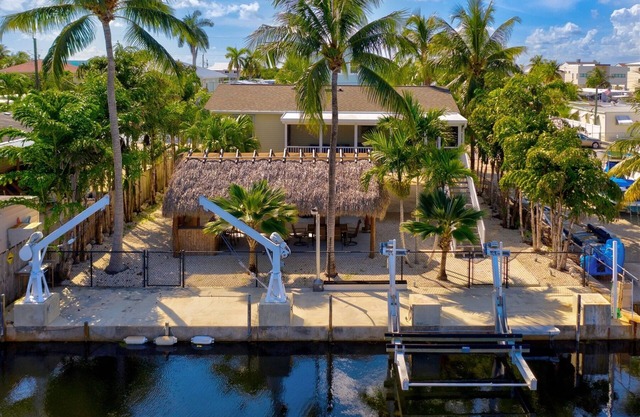 Tiki Time- Canal home with Boat Lift, Key Largo