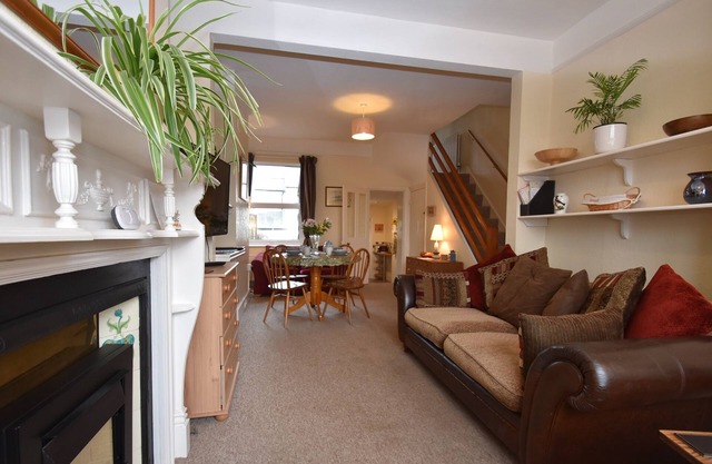 Tilling View sleeps 4 & parking for 2 cars within minutes of the centre of Rye
