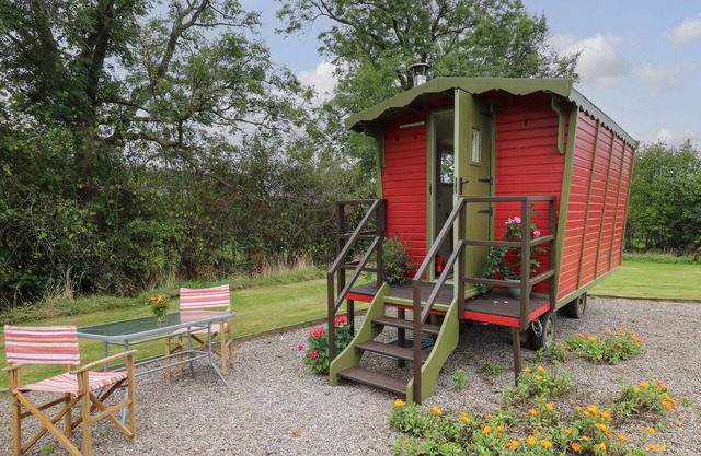 TILLY GYPSY-STYLE CARAVAN HUT, pet friendly in Llangorse