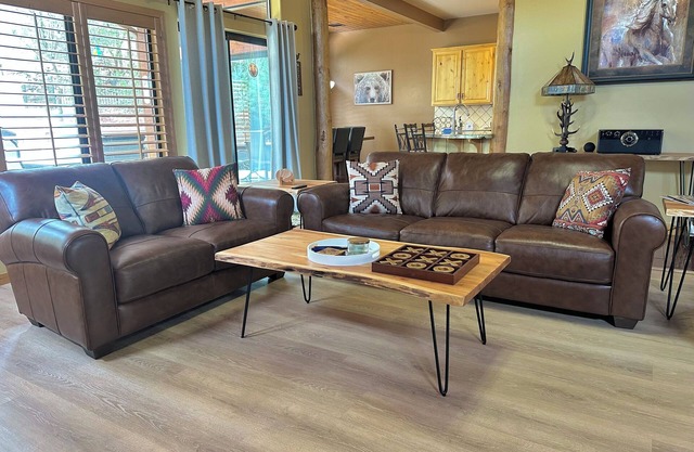 Timberline Retreat 12 Guests, 7 Beds, 4 Bath, Pool Table and Outdoor Entert