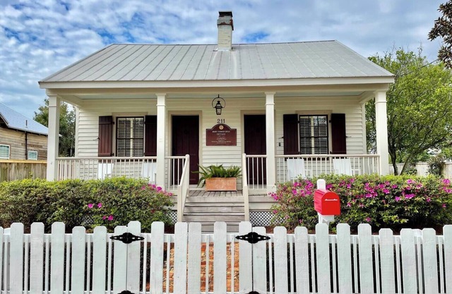 Timeless Beauty: Historic MTR Cottage Garden, Seville Square Neighborhood