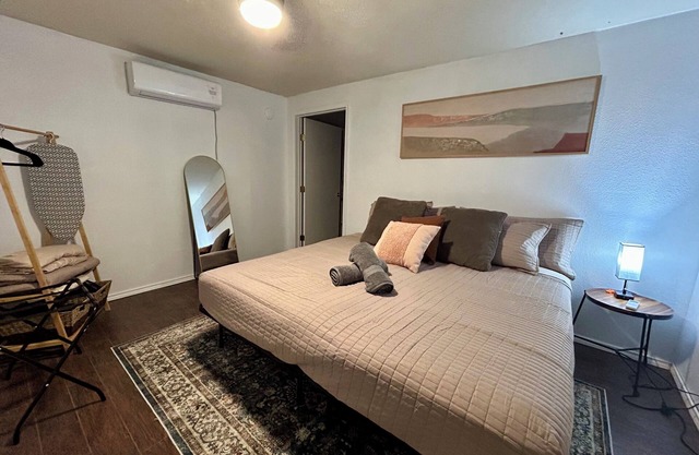 Tiny Cabin - King bed - Corn Hole - Pets Ok