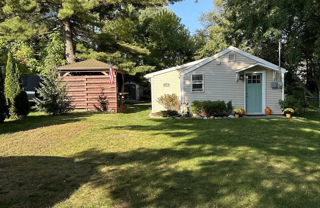Tiny & Cute Houghton Lake Cottage With Dock, Pontoon Boat & Golf Cart