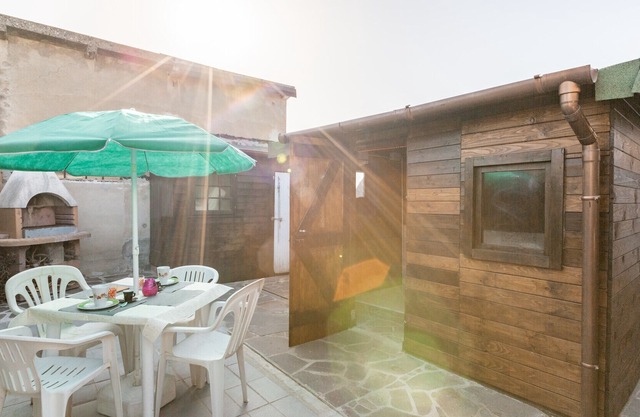 Tiny Green Home with Jacuzzi, Parking and Barbecue