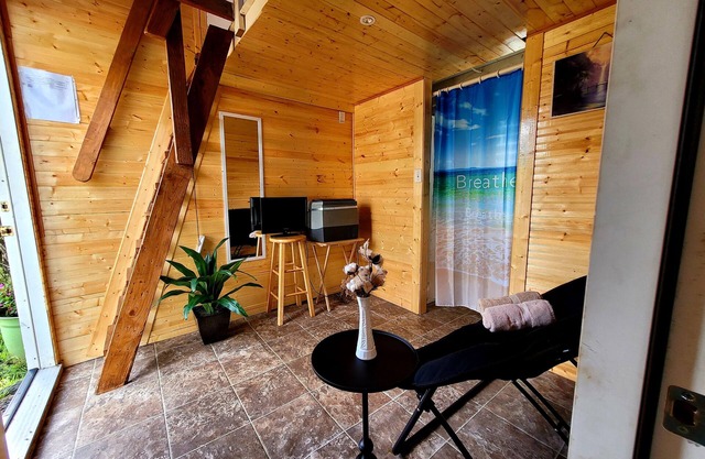 tiny home 1- with kitchen equipped with essentials near at the Volcano Park!