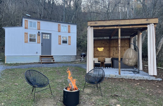 Tiny home with hot tub and starlink