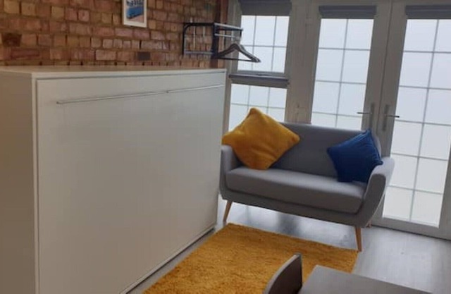 TinyHome Southwick Cosy studio flat 5 mins to sea, village amenities and rail.