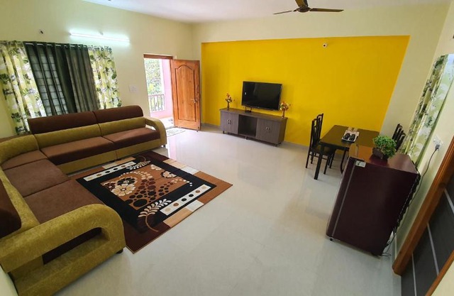 Tirupati Homestay - 2BHK AC Family Apartments near Alipiri and Kapilatheertham - Walk to A2B Veg Restaurant - WiFi - Android TV - Easy access to Tirumala