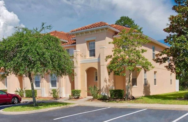 Tito's Beachy Townhouse, 1.5 miles from Disney