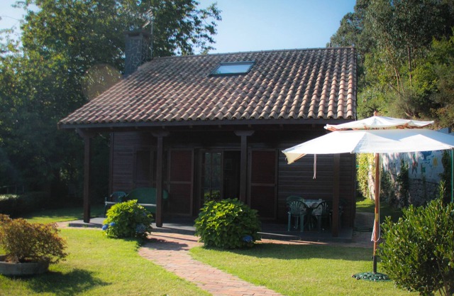 Tomino: Wooden house with garden, pool and barbecue in 'Baixo Miño'