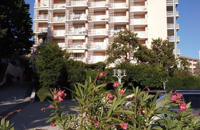 TOP FLOOR Central Residence + Balcony, WiFi, Parking