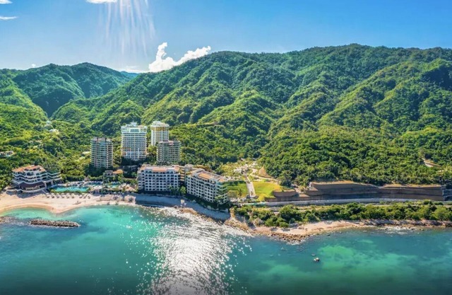 Top-Floor Grand Penthouse:360° Ocean and Jungle Views, Jacuzzi, Butler, No Fees!