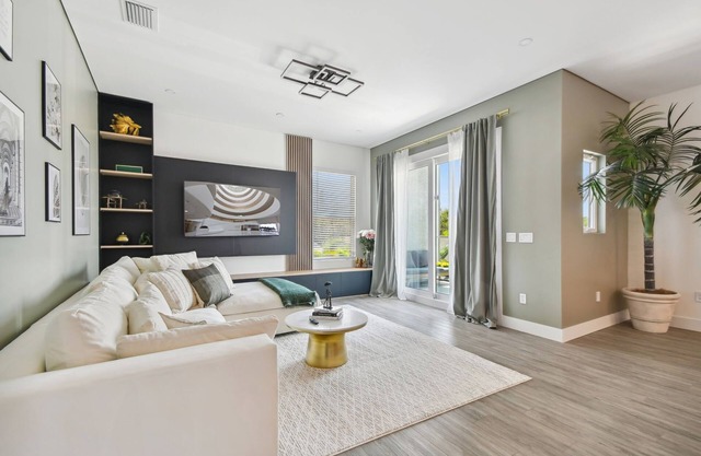 Top Floor Luxury - Views - 5 min to Downtown