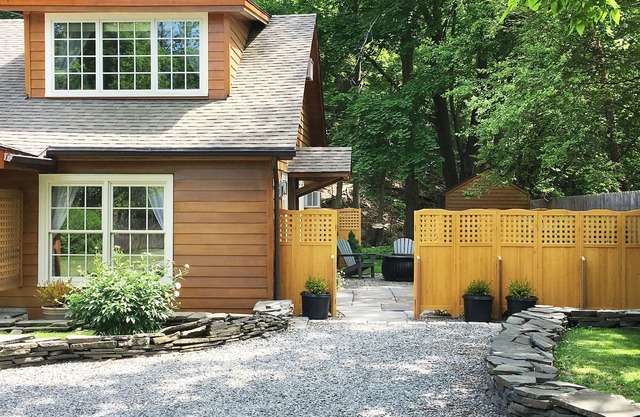 TOP-RATED! Pristine style+romantic luxury+firepit+walk to town=Brook Cottage Too