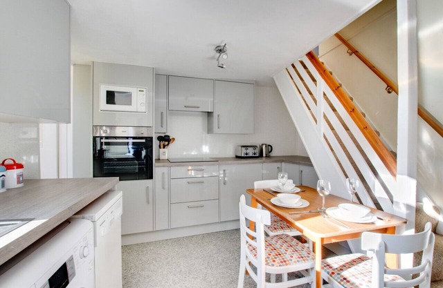 Top Step Cottage - Two Bedroom House, Sleeps 3