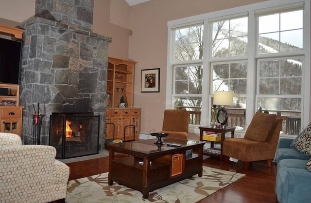 Topridge 4BR/4BA: Breathtaking Views. Hot tub. True Ski In Ski Out!