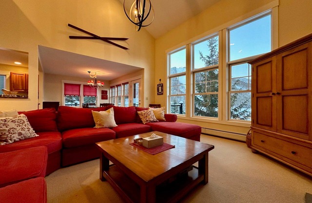 Topridge Style 3BR/4BA with Hot Tub, Ski On Ski Off, Mountain Views and Discounted Ski Rentals