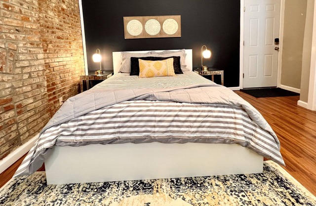 Tower Grove Pet Friendly 2nd Floor Studio - Shared W&D - 4 Mi to Barnes & SLU