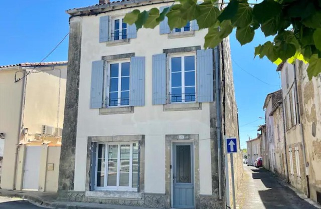 Town house Aulnay, walk to bars/restaurants